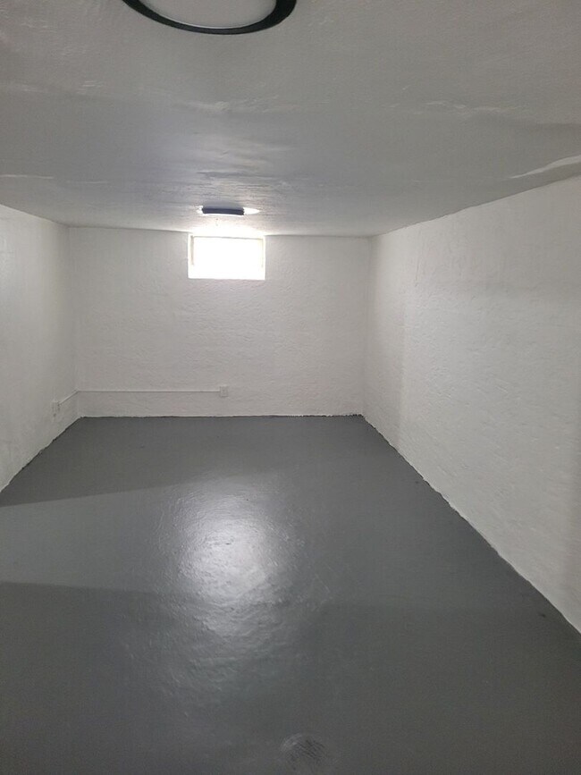 Building Photo - Fully Renovated 3-Bedroom Home – Move-In R...