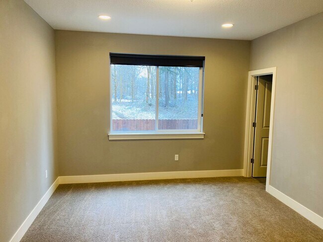Building Photo - Gorgeous Newer Home!