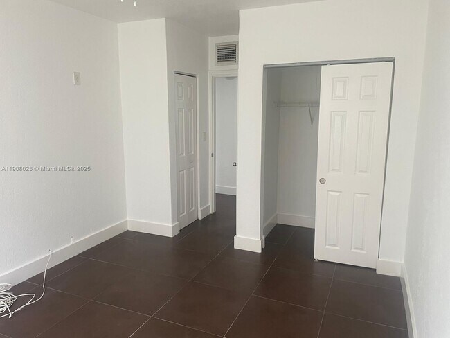 Building Photo - 1794 Normandy Dr