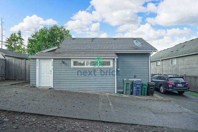 Building Photo - Charming 1-bedroom, 1-bathroom unit in Greenwood