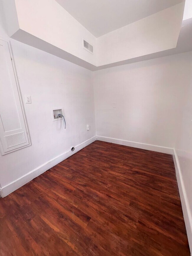 Building Photo - Available Now! Large North York Near Farquar Park