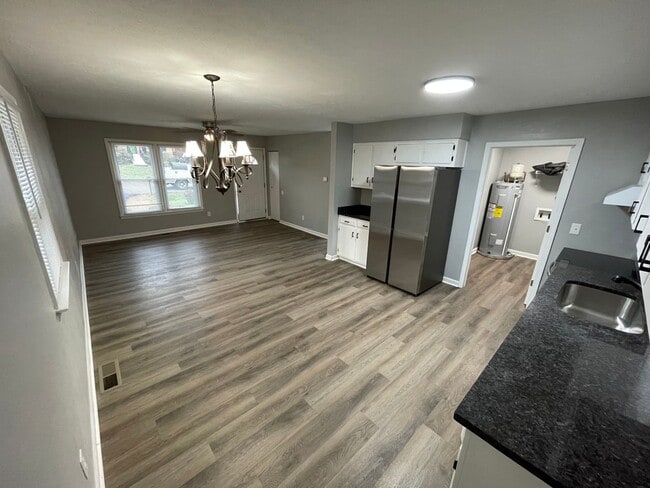 Building Photo - Brick Home For Rent Shelbyville