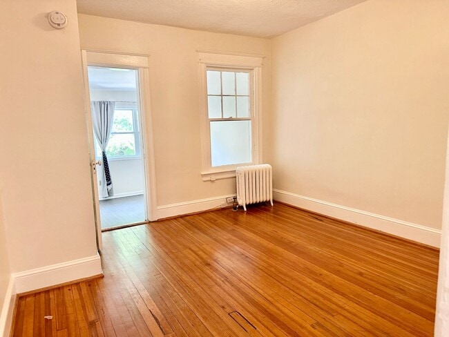 Building Photo - 4 Bed + 2 Bath - Pets Welcome! Parking!