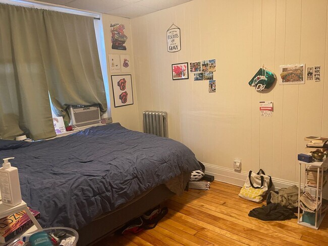 Building Photo - Top Floor Sunny 2 Bed Equal Large bedrooms, Heat and Hw inc No Fee Close to everything.Now or 1.1...