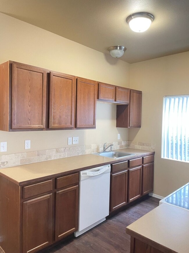 Building Photo - BEAUTIFUL 2 BEDROOM TOWNHOME IN SOUTH SALEM HILLS!