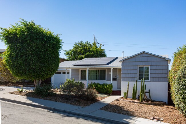 Building Photo - Traditional Home with Large Backyard!