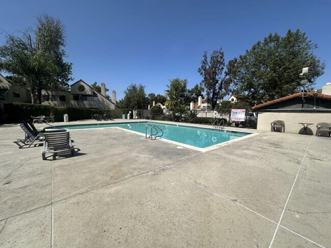 Building Photo - 367 N Melrose Dr