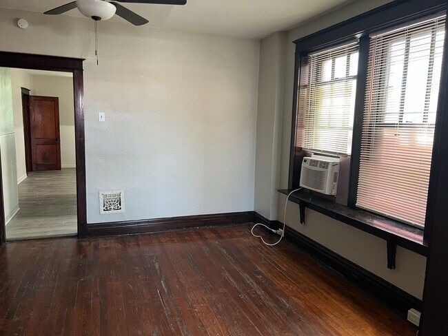 Building Photo - Charming 2nd Floor, 1 bd with new bath. Be...