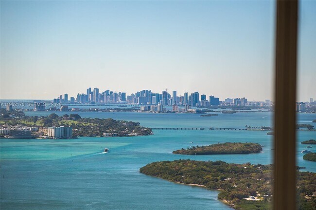 Building Photo - 15901 Collins Ave