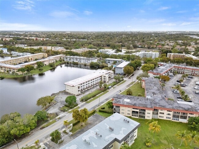 Building Photo - 18900 NE 14th Ave