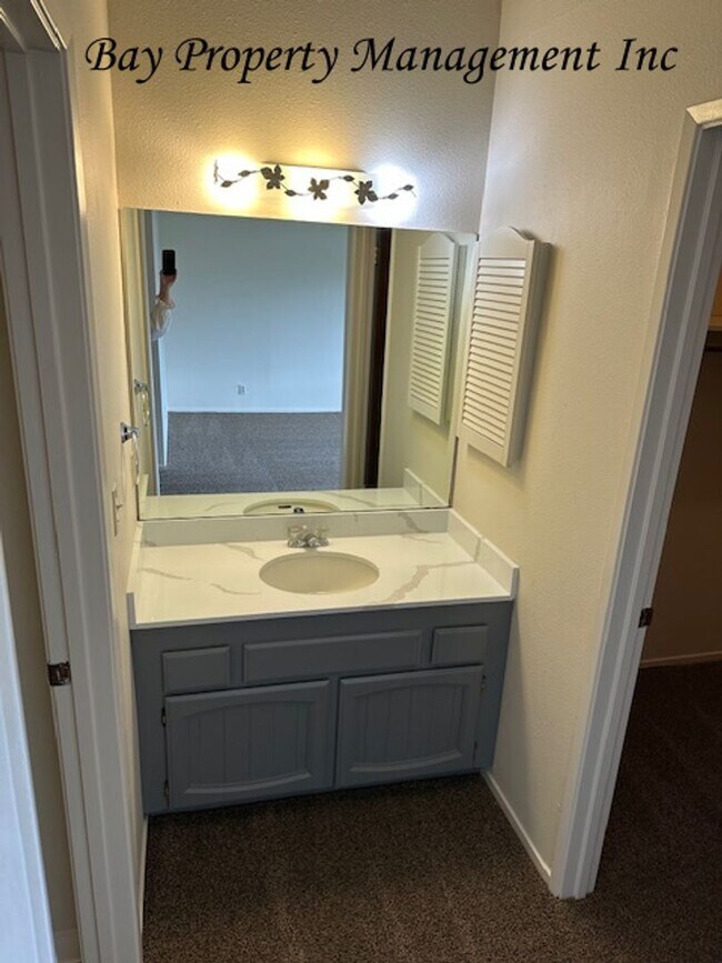 Building Photo - Rent Reduced! Charming 3-Bedroom Townhouse...