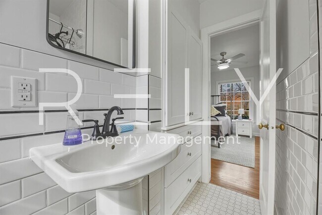 Building Photo - 933 E 56th St