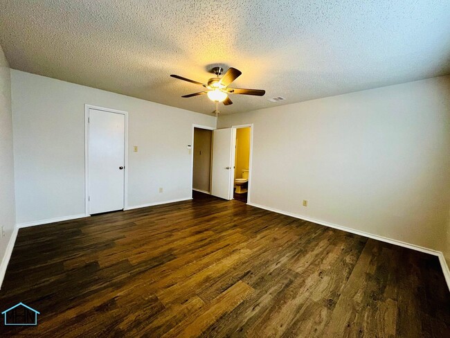 Building Photo - Welcome home to this stunningly spacious 3...