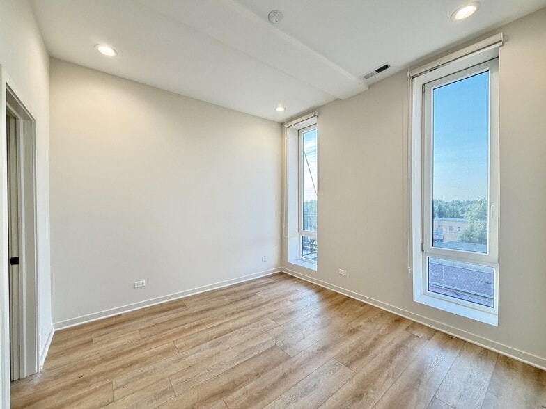 Building Photo - 3207 N Narragansett Ave