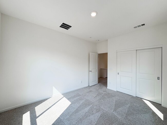 Building Photo - Beautiful 3B/2.5BA Townhome in Vista for R...