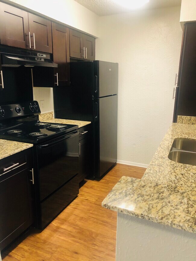 Building Photo - 2101 Lakeview Cir