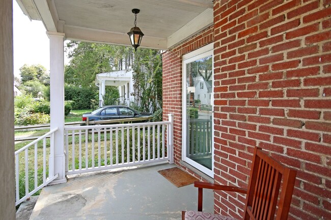 Building Photo - Charming Student-Friendly UVA Home