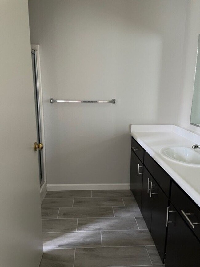 Building Photo - DBM9401