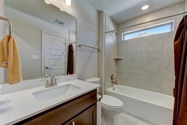 Building Photo - 222 Eagle Ford Dr
