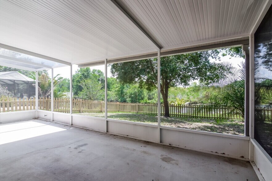 Building Photo - 2451 Glenview Dr