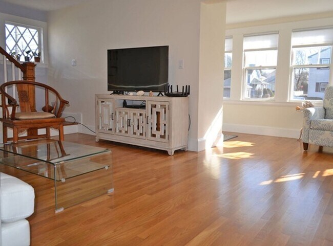 Building Photo - Winter Rental: 10A Gloucester Ave. (Utilit...