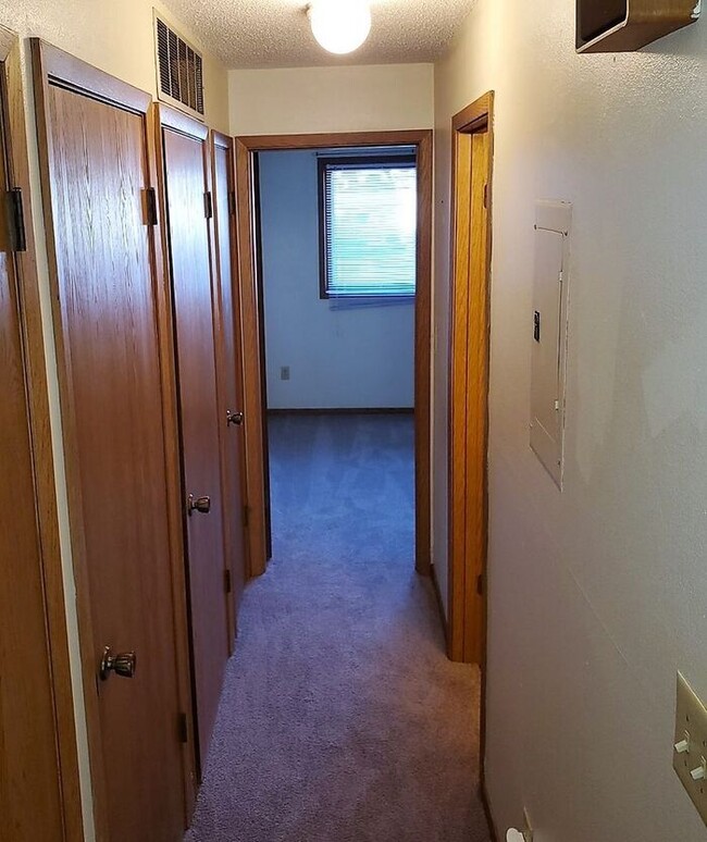 Building Photo - $875 | 1 Bedroom, 1 Bathroom - Ground Floo...