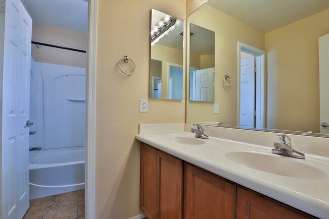 Building Photo - 501 N Citrus Ln