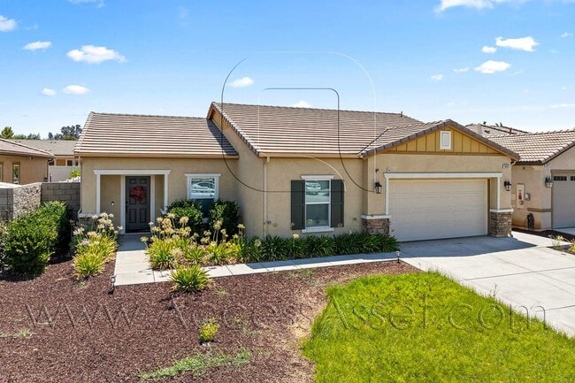 Primary Photo - Partially furnished 4 Bed/2 Bath Plus a Bo...