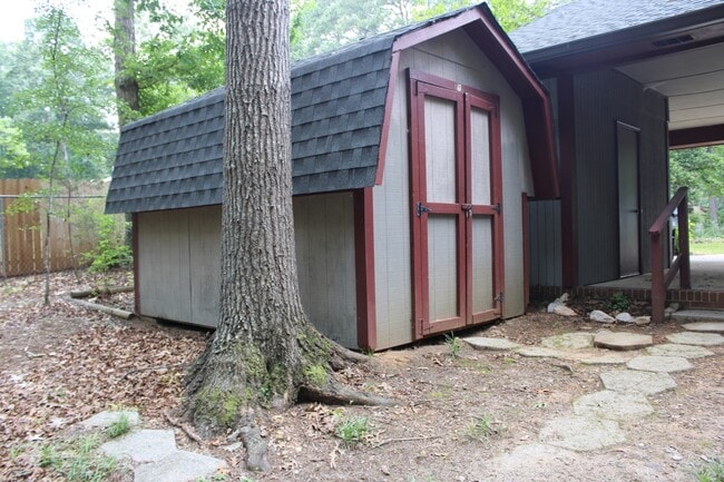 Building Photo - 113 Lake Dr