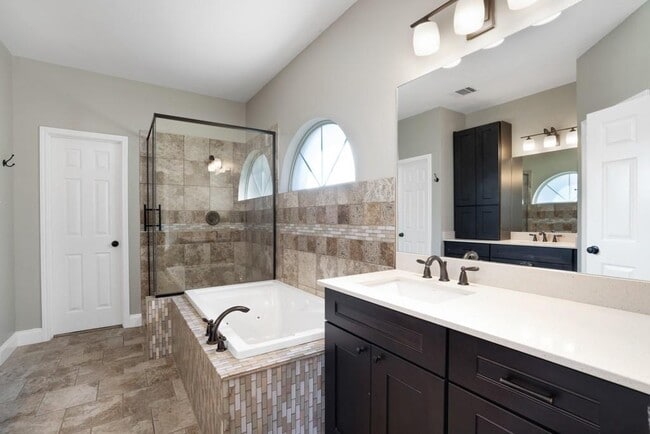 Building Photo - 1135 Disraeli Cir