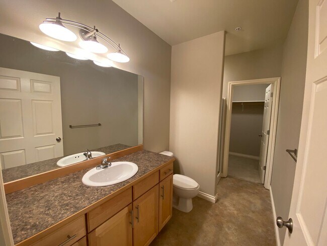 Building Photo - High End (2) Bedroom, (2.5) Bathroom Condo...