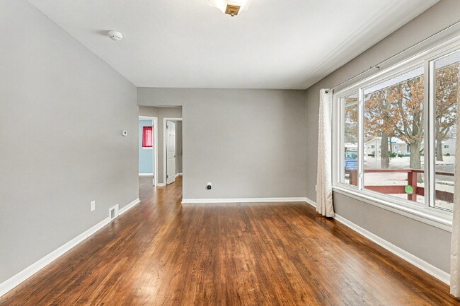 Building Photo - Charming 3-Bed Home - $1900/ month