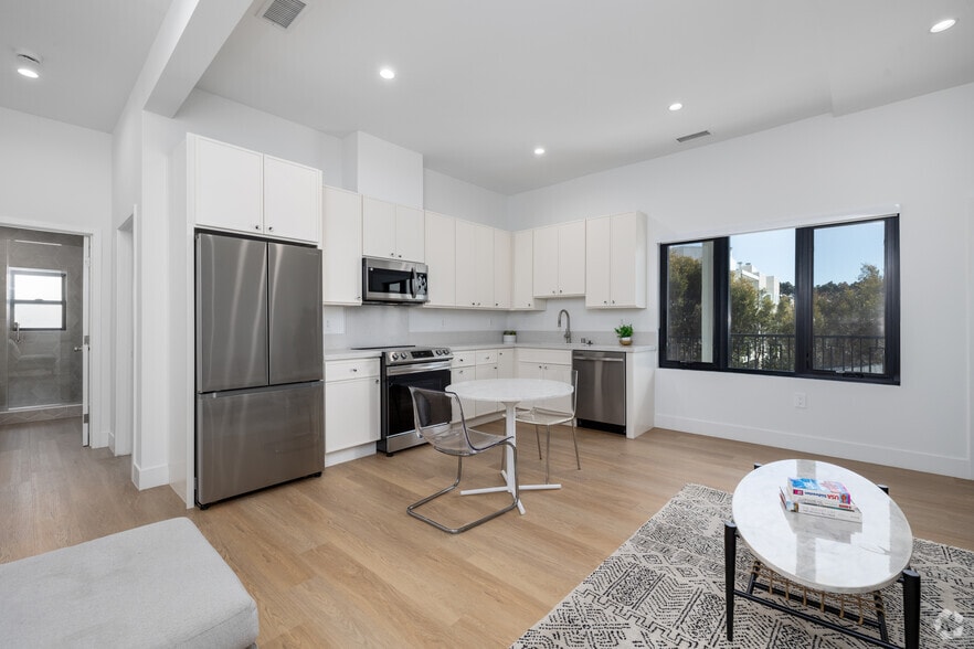 1BD, 1BA - 720SF - Living Room - 2103 3rd St