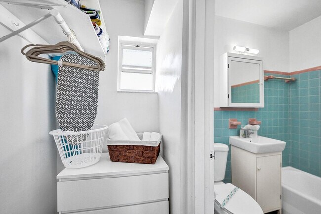 Building Photo - 335 Desoto St