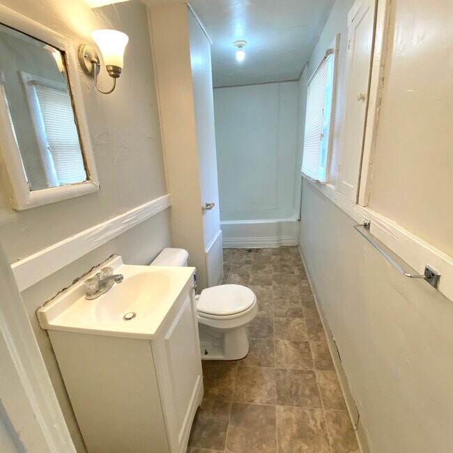 Building Photo - 1109 W Washtenaw St