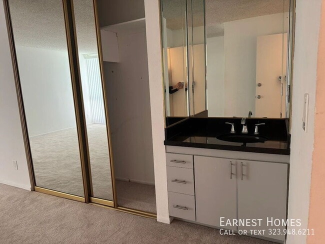 Building Photo - 8530 Holloway Dr