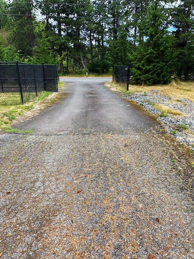 Building Photo - Wonderful Spacious 3-Bedroom 3 Bath with Over an Acre of Land with a Private Gate!