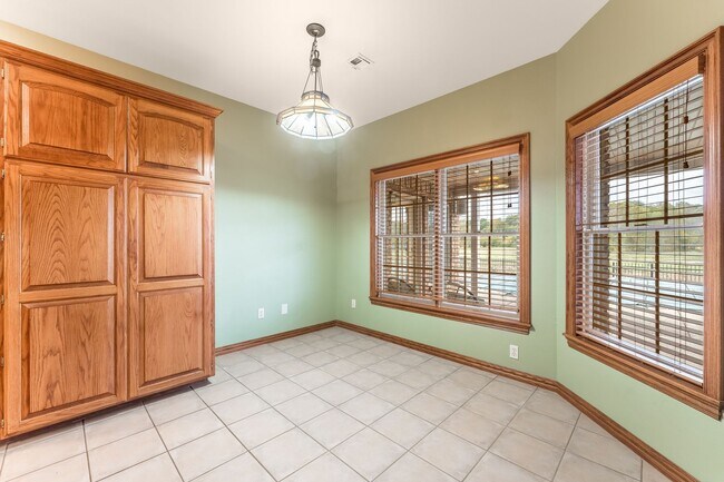 Building Photo - Beautiful spacious 3 bedroom home with a p...