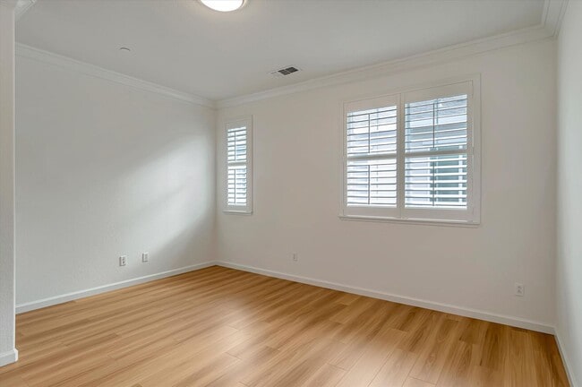 Building Photo - Gorgeous 2 Bedroom 2.5 Bathroom Townhome - Incredible Location