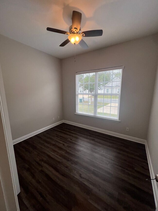 Building Photo - Charming 3/2 Home in Great Neighborhood