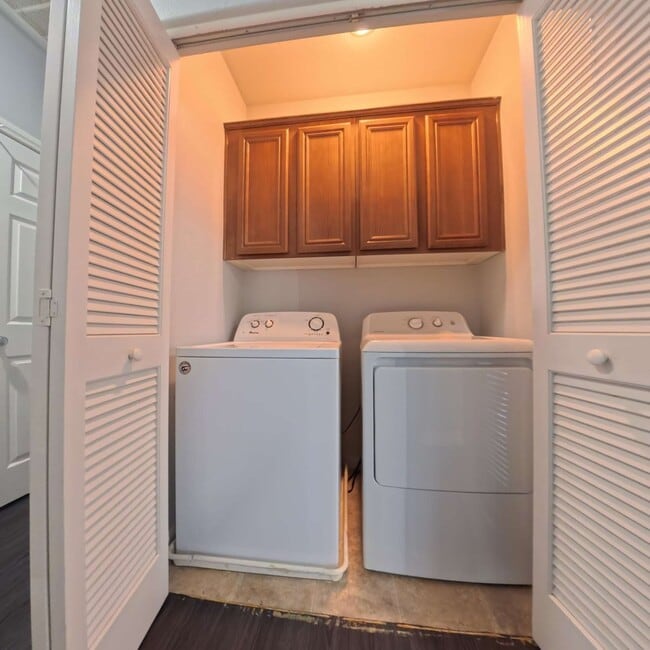Building Photo - 2Bedroom With Attached Car Garage