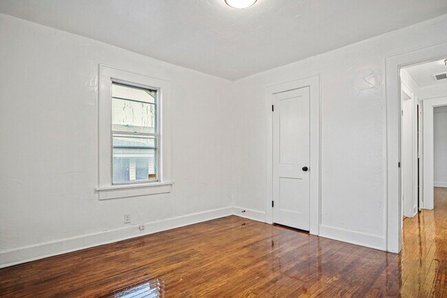 Building Photo - 1524 NE 8th St