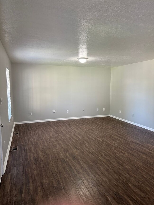 Building Photo - Charming 3 bedroom 2 bath bungalow- brand ...