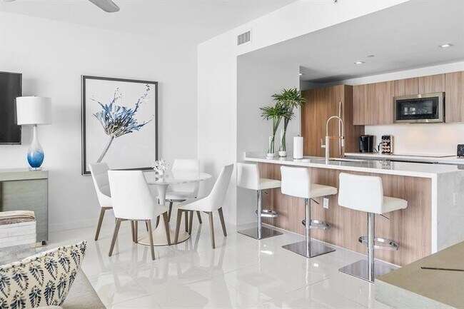 Building Photo - 401 N Birch Rd