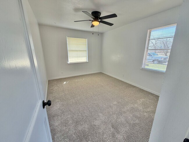 Building Photo - 3 bed Fresh inside!