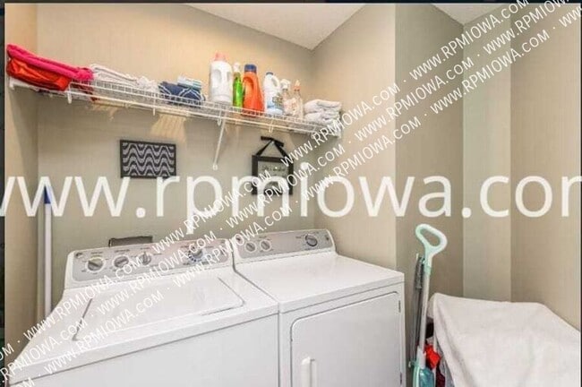 Building Photo - 3204 SW Sharmin Ln