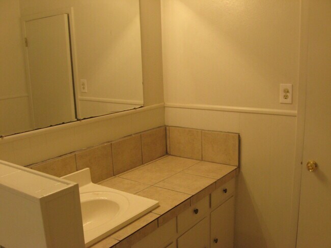 Building Photo - 1213 Park St