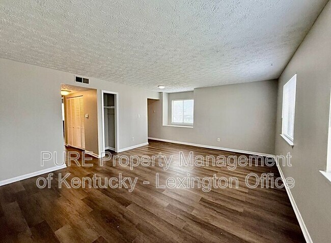 Building Photo - 3772 Camelot Dr