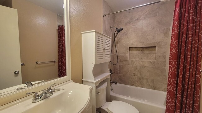 Building Photo - 2BR/2BA/2prkg Townhouse unit in a Guard-ga...