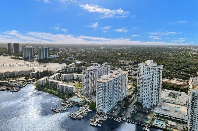 Building Photo - 18051 Biscayne Blvd